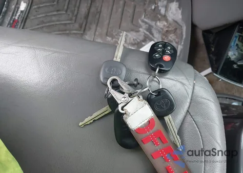 2008 Toyota Sienna Limited z USA, uszkodzony, nr VIN 5TDBK22C38S022038